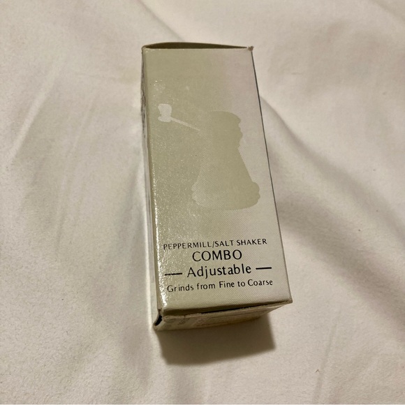 Vintage 3.5" Acrylic Lucite Salt Shaker & Pepper Mill Grinder Combo Kitchen Mini - Picture 5 of 6